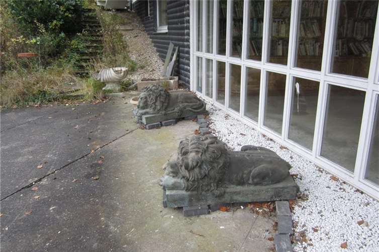 Diese Löwen wurden in Bad Breisig gestohlen. Die Polizei bittet um Hinweise.