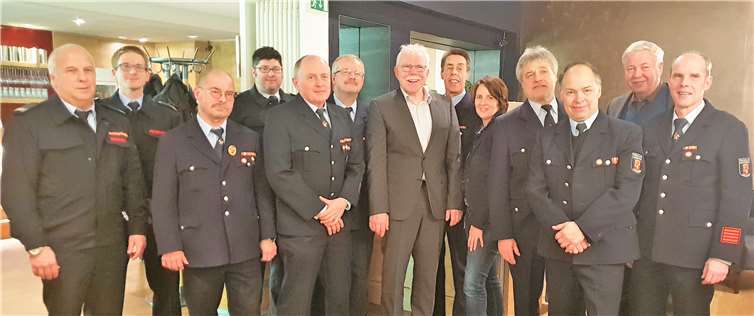 Diese Männer leben vor, wie eine Gesellschaft als Gemeinschaft funktionieren kann: Die acht geehrten Feuerwehrleute. privat