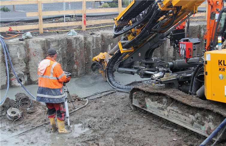 Diese Maschine arbeitet unterirdisch: Durch die Bohrpfahlwand werden die Erdanker ins das dahinterliegende Erdreich getrieben. So wird die Baugrube für das Verbandsgemeindehaus abgesichert. Foto: VG Montabaur