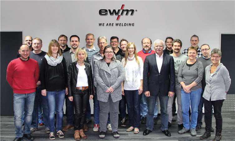 Diese Mitarbeiter ehrte EWM bei einer Feierstunde für ihre jahrzehntelange Unternehmenszugehörigkeit. privat