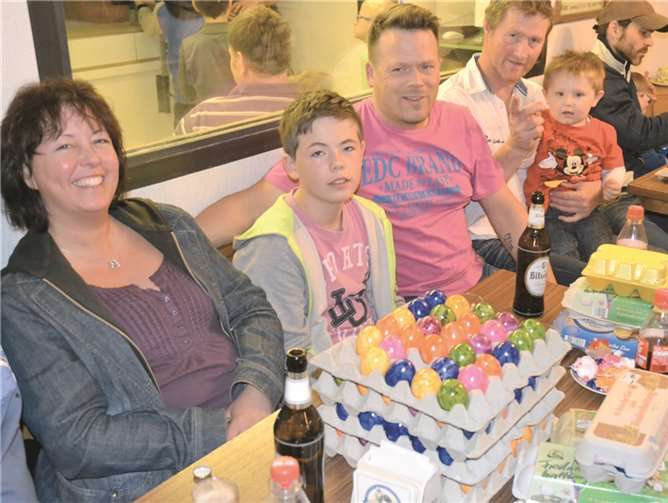 Diese Morenhovener Familie war stolz auf ihre „Ausbeute“. WEIGERT