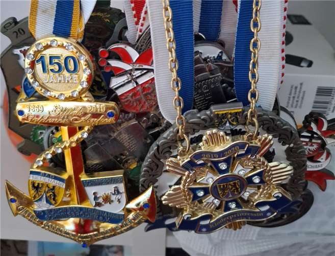 Diese Orden wurden am Ahrufer gefunden.  Foto: privat