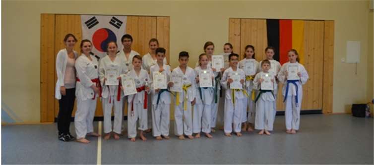 Diese Prüflinge stießen bereits in höhere Sphären vor, was sich unschwer an der Gürtelfarbe erkennen lässt.