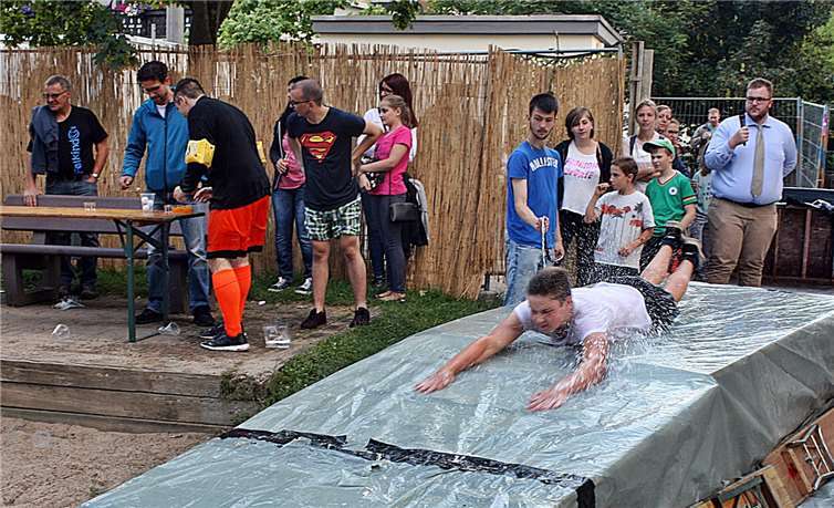 Diese Rutschbahn musste beim Geschicklichkeitsparcours bewältigt werden. RÜ