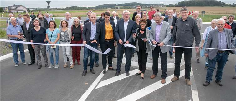 „Diese Sache hat Generationen von Mitarbeitern der Kreisverwaltung beschäftigt - aber heute ist es soweit: Die Ortsumgehung von Gimmersdorf ist offiziell eröffnet!“, rief Landrat Sebastian Schuster (CDU) unter dem Beifall von etwa 50 Gimmersdorfer Bürgern, bevor er zusammen mit Bürgermeisterin Renate Offergeld (SPD), Dorfchef Christoph Fiévet (CDU) und dem CDU-Landtagsabgeordneten Oliver Krauß das weiße Band durchschnitt. Fotos: JOST