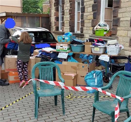 Diese Sachspenden im Außenbereich der Kleiderkammer sind nur ein Bruchteil der Spenden, die am ersten Tag der Wiedereröffnung angeliefert wurden.Foto: privat