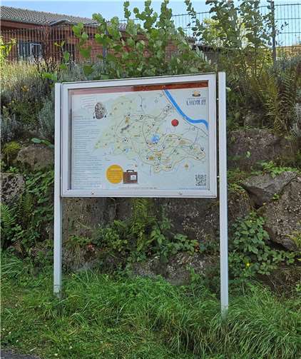 Diese Schautafel am Riedener Waldsee zeigt jetzt den Weg entlang der Laachus-Route rund um den Laacher See.  Foto: Julia Schweitzer/Sagenhafte Vulkanregion Laacher See