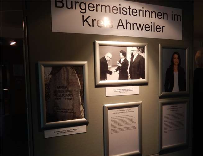 Diese Schautafel zeigt politisch engagierte Frauen im Kreis Ahrweiler.