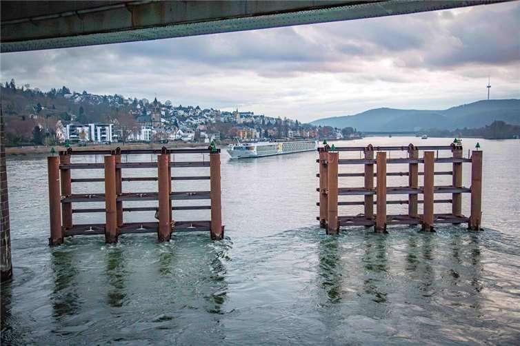 Diese Schiffsabweiser im Rhein sollen verhindern, dass Schiffe in die Baustelle für den Neubau der Pfaffendorfer Brücke in Koblenz geraten können.