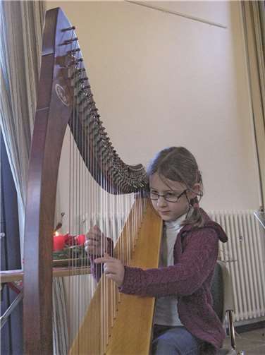 Diese Schülerin zeigte ihr Können auf der Harfe.