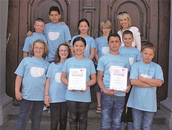 Diese Schülerinnen und Schüler dürfen sich nun „Junior-Kulturbotschafter Mittelrheintal“ nennen. Hier zusammen mit Sabine Parker, Kultur- und Theaterpädagogin.US