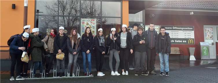 Diese Schülerinnen und Schüler lernten den Betrieb einer bekannten Fast-Food-Kette kennen.