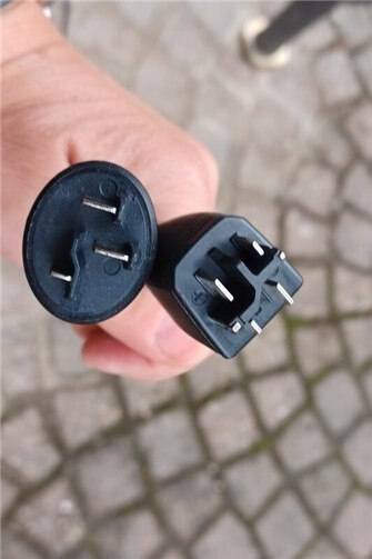 Diese Stecker sind an der Ladestation vorhanden, außerdem Steckdosen für eigene Ladegeräte.