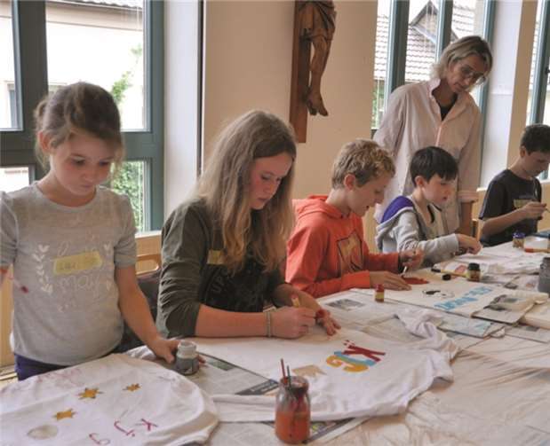 Diese T-Shirts werden bald Werbung für ein Lieblingsbuch machen.