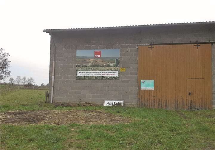 Diese Tafel in Niederich wird laut SPD Grafschaft so lange installiert bleiben, bis der Betreiber vom geplanten Vorhaben einer Deponie rechtsverbindlich Abstand nimmt.privat