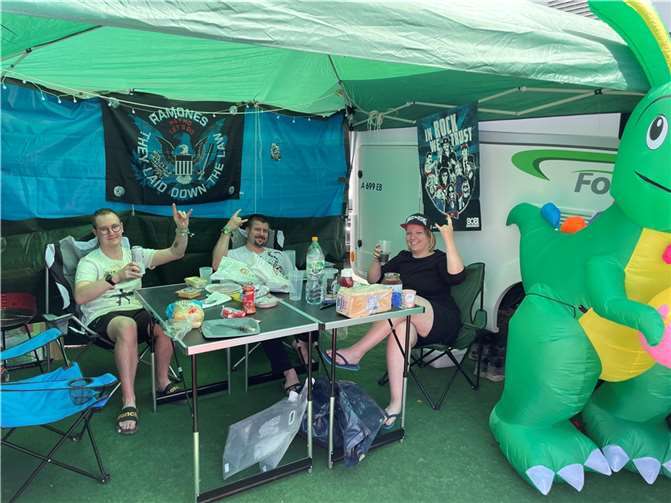 Diese Truppe aus Hessen hatte Äppelwoi und ihren eigenen Dinosaurier am Start. Foto: Daniel Robbel