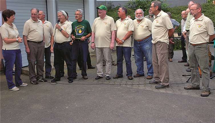Diese Truppe um Siegmar Neitzert (am Mikrofon) ist jeden Montag bei Wind und Wetter am Lehrpfad am Arbeiten. WT
