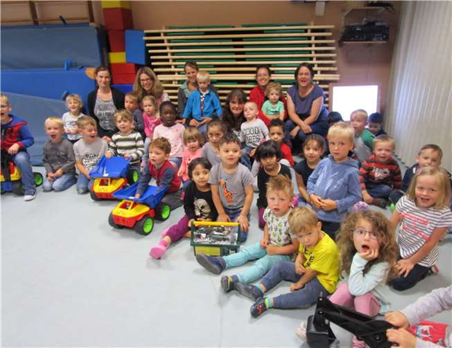 Diese Überraschung ist gelungen: Die Kinder freuten sich sehr über die neuen Spielsachen. privat
