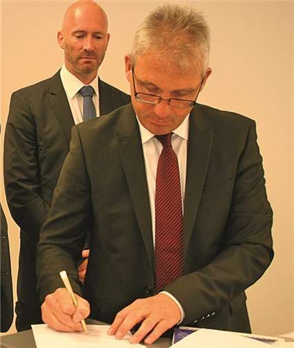 Diese Unterschrift soll die TuS in eine bessere Zukunft führen: EVM-Vorstandsvorsitzender Josef Rönz unterzeichnet den Dreijahresvertrag des Energieunternehmens mit dem Regionalligisten. 