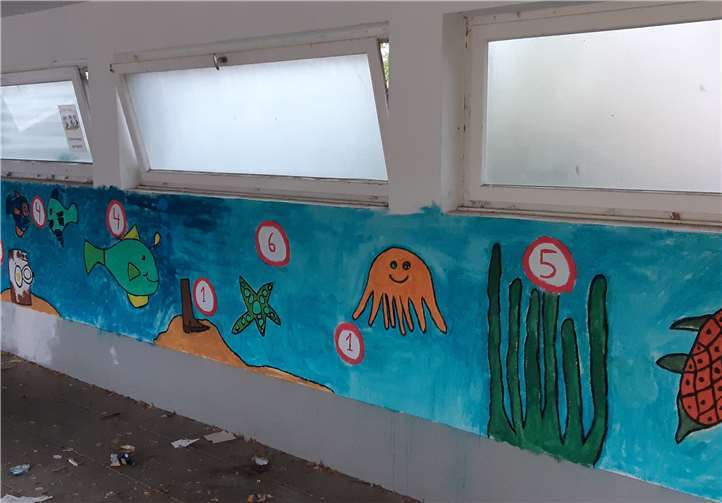 Diese Wand wurde von den Kindern hübsch hergerichtet. Foto: privat