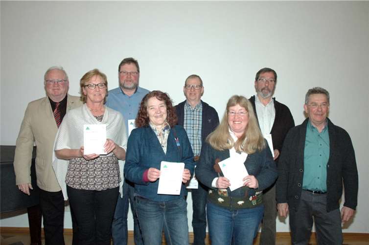 Diese Wanderer waren mindestens 200 Kilometer gewandert und hatten damit die Voraussetzung für das Deutsche Wanderabzeichen erfüllt.