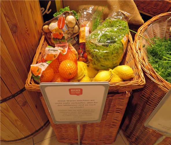 „Diese Ware möchten wir nicht mehr verkaufen, aber für den Mülleimer sind sie noch zu schade. Suchen sie sich etwas aus, nehmen zwei, drei Produkte mit. Lassen sie anderen Kunden auch noch etwas übrig“, steht auf dem Hinweisschild.