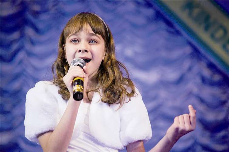 Diese an Leukämie erkrankte junge Dame erfreute die Gäste mit ihrem Gesang. Monatelang hatte sie sich auf das Fest gefreut. privat