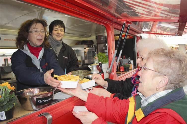 Diese beiden Festivalbesucherinnen bestellten Currywurst und Pommes im feuerroten Londoner Doppeldecker Bus.FF