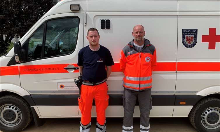 Diese beiden Helfer haben im Grünen Weg Station bezogen, teilen Wurstgulasch aus und bieten ein offenes Ohr zum Reden. Fotos: ROB