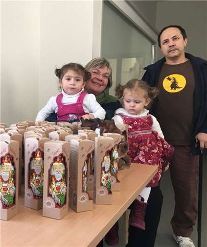 Diese beiden Mädchen können es kaum abwarten, von Maria Müller (ÖFH) einen Schoko-Nikolaus überreicht zu bekommen.privat