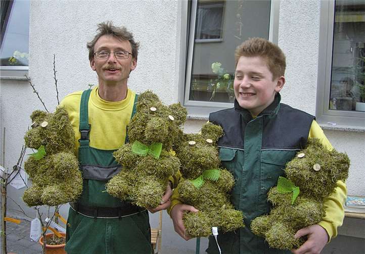 Diese beiden „Pflanzenbastler“ boten ihre Natur-Teddybären feil.