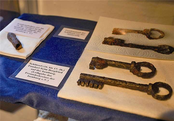 Diese beiden alten Schlüssel und die Harpunenspitze sind neu im Museum.