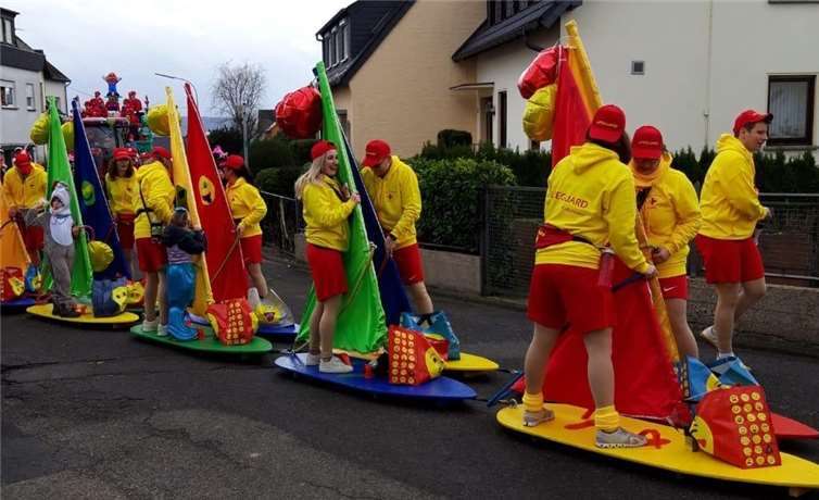 Diese bunten Surfbretter begeisterten die närrischen Zuschauer.Fotos: privat