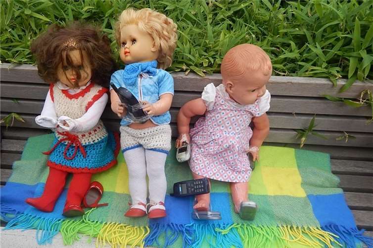 Diese drei Puppen bereiteten aufmerksamen Passanten Sorge. Foto: Polizei