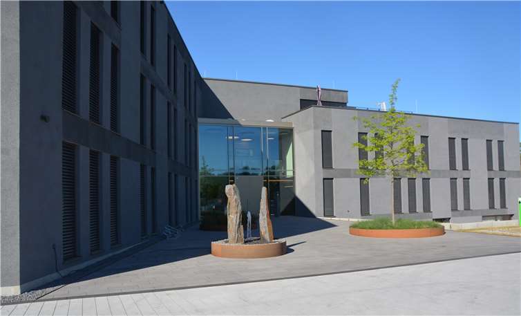 Diese eindrucksvolle Fassade prägt den Raum!