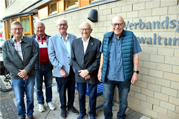Diese fünf ehemaligen VG Ratsmitglieder wurden ebenso wie zehn weitere von Bürgermeister Frank Becker geehrt.