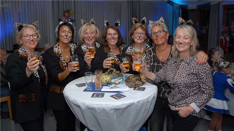 Diese hübschen Miezekatzen feierten zusammen mitdem Elferrat das kleine Jubiläum der Männergruppe.