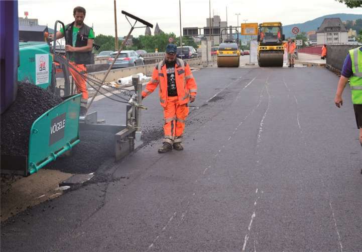 Diese jetzt aufgetragene Fahrbahndecke ist nur provisorisch. Erst nach Abschluss aller Bauarbeiten wird der Endbelag aufgetragen.