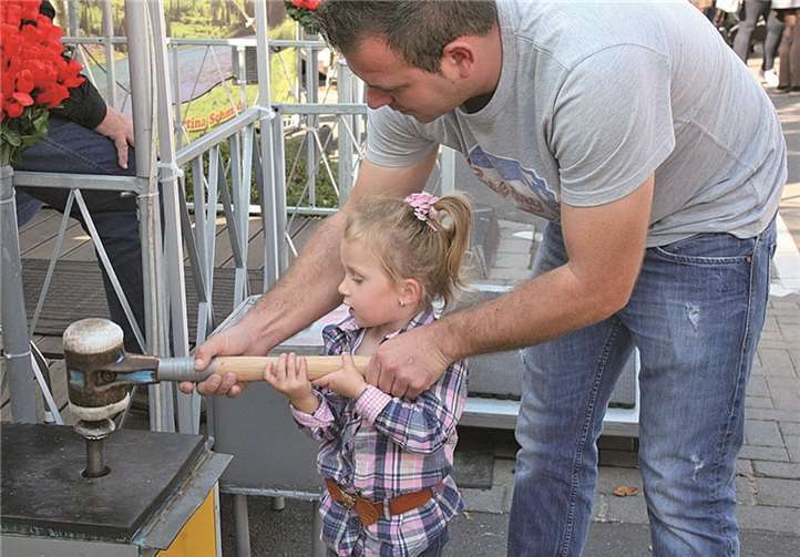 Diese junge Dame hatte ihren Spaß bei „Hau den Lukas“.