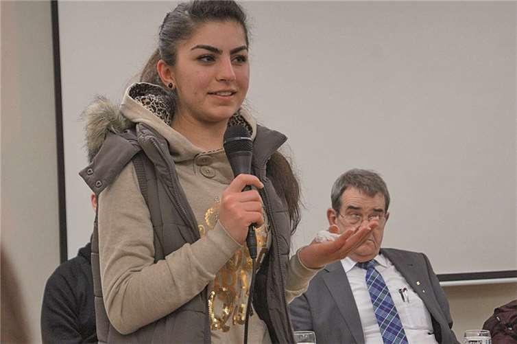 Diese junge Syrerin schilderte bewegt das Schicksal ihrer Flucht und das Leben als Flüchtling in Deutschland.