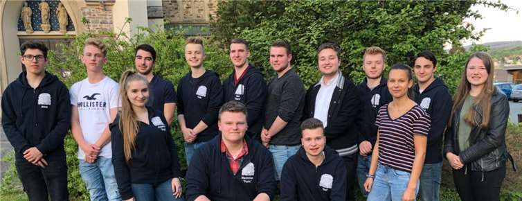Diese jungen Leute haben sich zusammengetan, um als „Kirmesgesellschaft Höhr“ die Kirmestradition im Ort zu pflegen. Die junge KG freut sich über weitere Unterstützer! KG Höhr