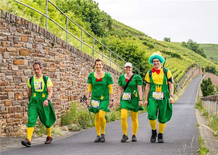 Laufen, Radfahren, Schwimmen: Im Ahrtal wird es sportlich Diese kostümierten Teilnehmer haben großen Spaß beim Ahrathon. Foto: Achim Meurer