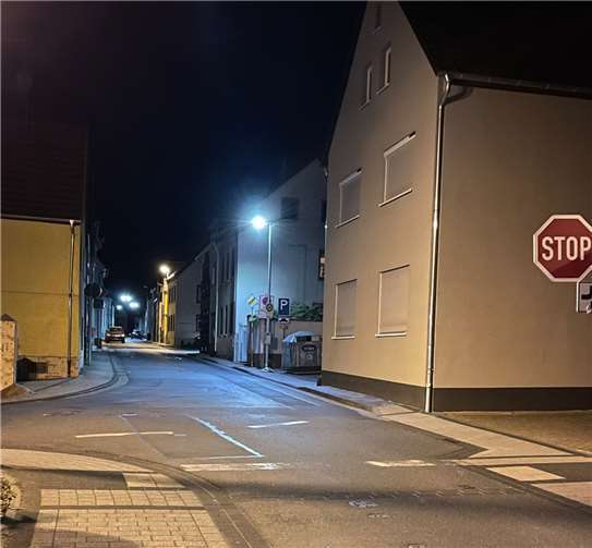 Diese neue Laterne wurde im April installiert und leuchtet diesen stark befahrenen Mündungsbereich gut aus. Quelle: FWG Kettig