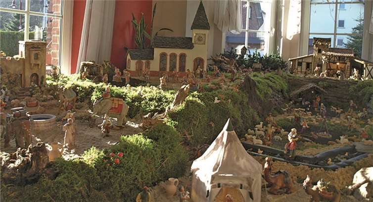 Diese riesige Krippenlandschaft ist in einem Privathaus in Illerich aufgebaut. privat