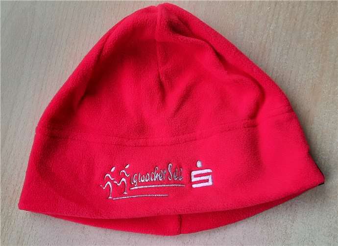 Diese rote Mütze erhalten alle, die sich bei der „rote Mütze Solidarchallenge“ anmelden. Foto: privat