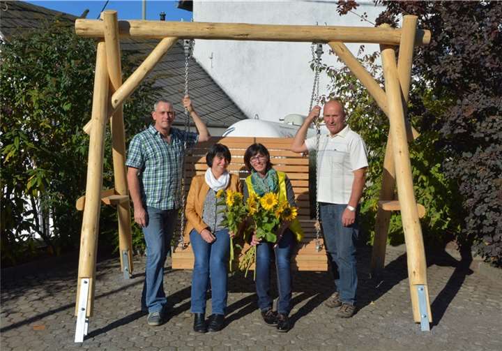 Diese schöne Wellnessschaukel verschönert nun die Ortsmitte von Wirfus. Auf dem Foto die Verantwortlichen vl.n.r. Michael u. Claudia Geyermann, Theresia Henzgen und Herbert Thönnes.privat