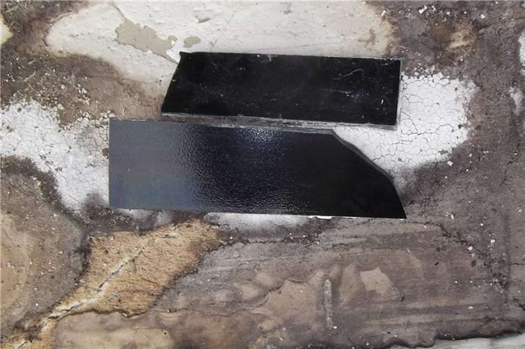 Diese schwarzen Glasfliesen dienten vermutlich als Sockel oder Bordüre. Foto: Polizei