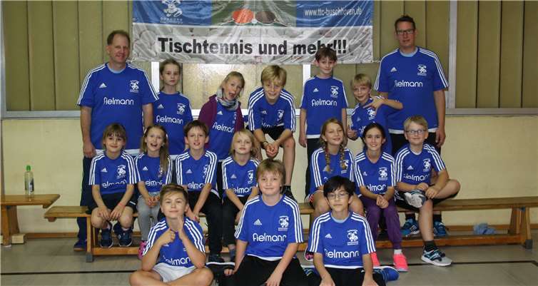 Diese und andere Tischtennis-Kinder brauchen noch dringend neue Trainingsanzüge.privat