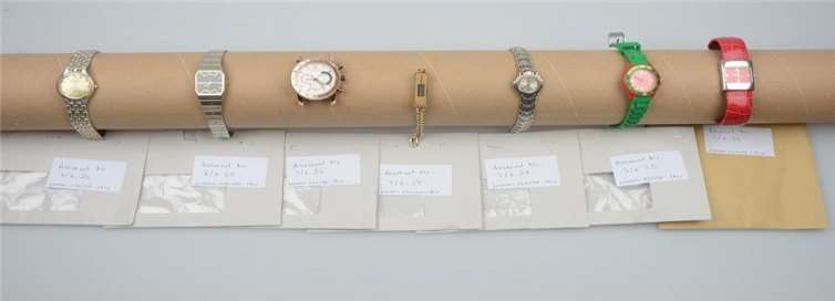 Diese und viele weitere Gegenstände wurden von der Polizei beschlagnahmt, darunter Ringe, Ketten, Uhren und Schmuckstücke. Polizei