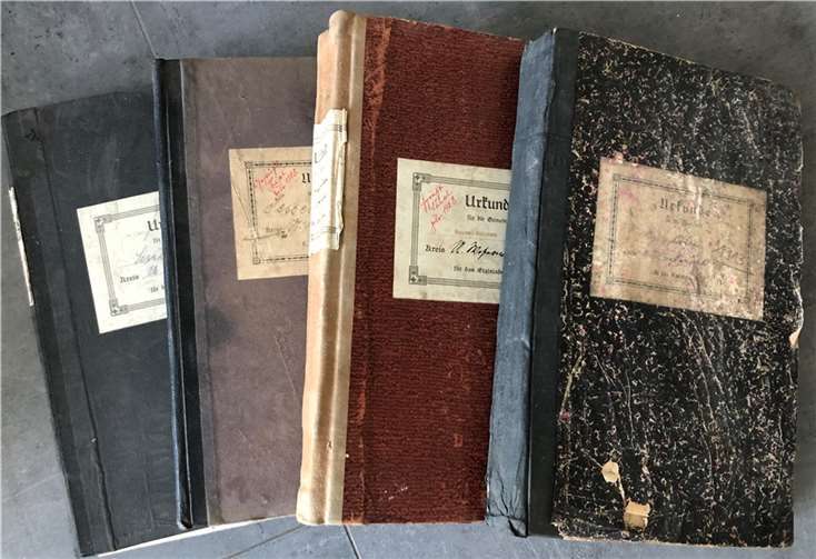 Diese vier historischen Urkunden-Bücher der Ortsgemeinde Sessenhausen kehrten an ihren Ursprungsort zurück.  Foto: Ortsgemeinde Sessenhausen